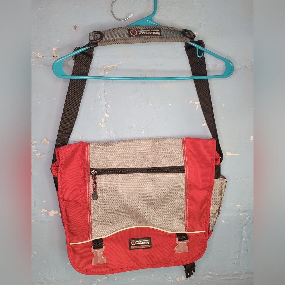 Timberland Mountain Athletic messenger bag. Waterproof and roomy